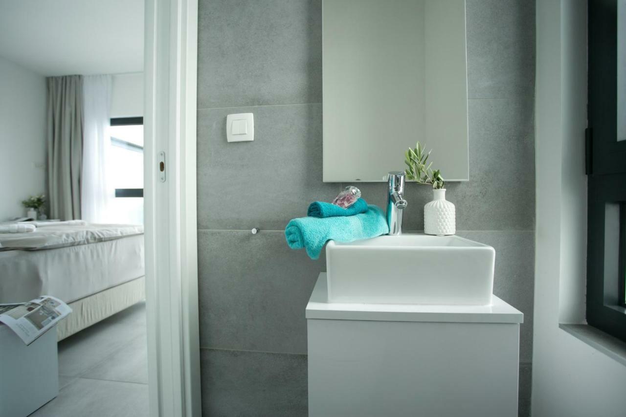 טרוגיר Holiday Home Olive Exclusive - 8 People, Heated Pool, Okrug Gornji, Sea View מראה חיצוני תמונה